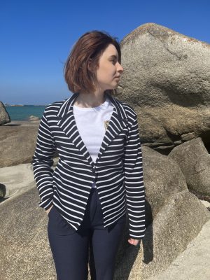 Traversez la saison avec élégance en portant le blazer imprimé marin Hortense : une veste bretonne chic et résolument moderne.