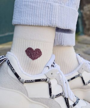 Idées cadeaux pour la fête des Mamans ! Les chaussettes Adèle crème, mi-basse avec ces petits cœurs pailleté dépareillés, fabriquées en France.