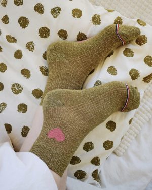 Idées cadeaux pour la fête des Mamans ! Les chaussettes Adèle kaki, mi-basse avec ces petits cœurs pailleté dépareillés, fabriquées en France.