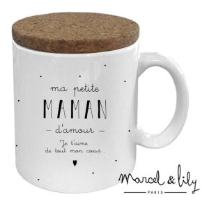 Cette mug "Ma petite maman d'amour" est une idée cadeau très utile. Avec son couvercle en liège 100% biologique, votre boisson restera bien au chaud, et pour éviter les vilaines traces sur votre table, vous pourrez l'utiliser en guise de sous tasse !