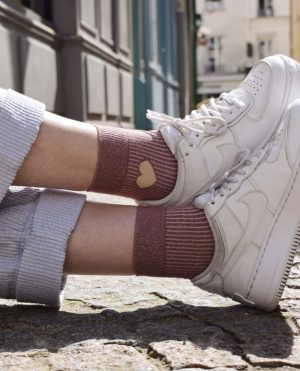 Idées cadeaux pour la fête des Mamans ! Les chaussettes Adèle rose, mi-basse avec ces petits cœurs pailleté dépareillés, fabriquées en France.