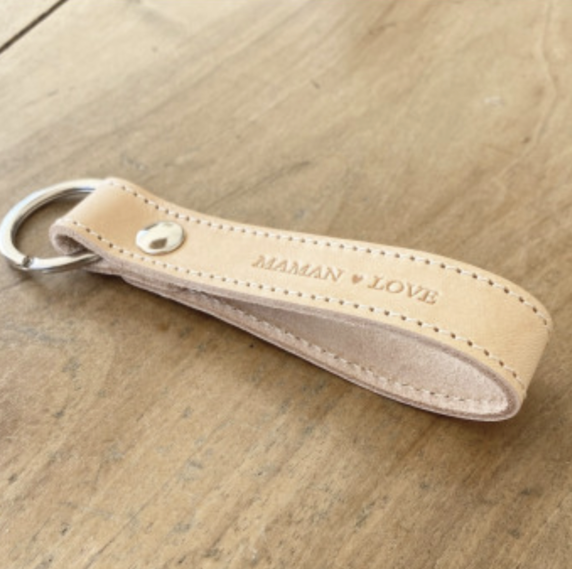 Le porte-clefs  en cuir naturel pour les Mamans Love. Une jolie idée cadeau pour la fête des mères. Il a été travaillé selon des procédés artisanaux traditionnels - Made in France