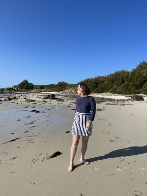 Cette jupe marinière en éponge (bleue/blanc) vous assurera un look parfait en toutes circonstances, que ce soit en ville ou à la plage. En alternant les rayures horizontales et verticales Maïna n'utilise pas simplement le motif typique de la marinière, mais le réinvente ! Fabrication 100% française.