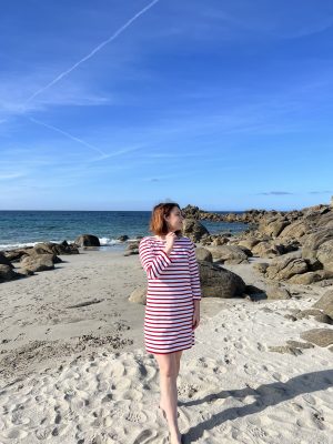 Cette robe marinière en éponge (rouge/blanc) vous assurera un look parfait en toutes circonstances, que ce soit en ville ou à la plage. Accessoirisée ou portée en toute simplicité, c’est la petite robe tendance, en éponge, à avoir dans son dressing.  Fabrication 100% française.