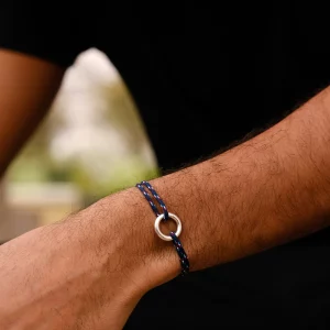 Le bracelet cercle en argent, idéal pour un cadeau ! il vous accompagnera toute votre vie.Il est fabriqué en France. Le Vent à la Française