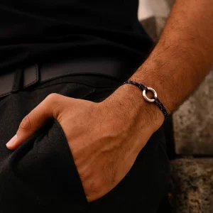 Le bracelet cercle en argent, idéal pour un cadeau ! il vous accompagnera toute votre vie.Il est fabriqué en France. Le Vent à la Française