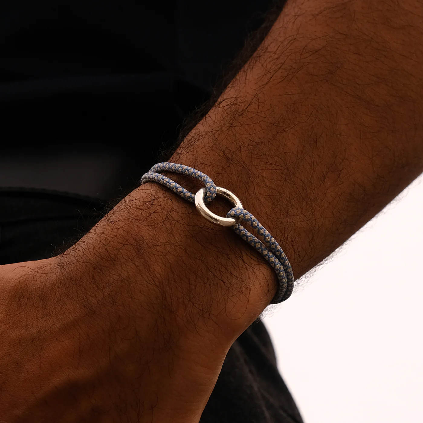 Le bracelet cercle en argent, idéal pour un cadeau ! il vous accompagnera toute votre vie.Il est fabriqué en France. Le Vent à la Française