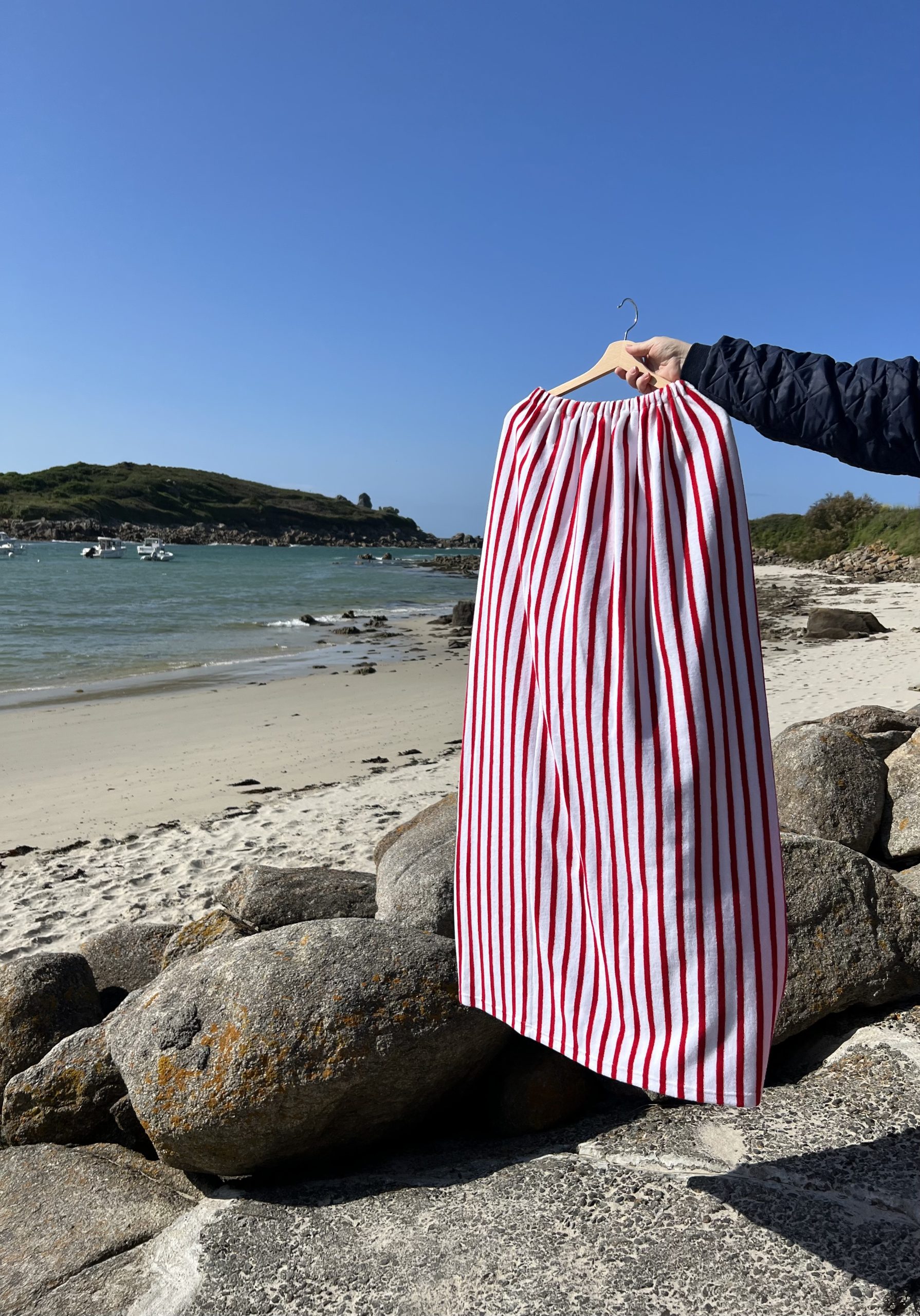 La cabine rayée rouge en éponge est l'indispensable à mettre dans votre sac de plage. En version rayée, la cabine de notre enfance fait son grand retour, pour le plus grand plaisir des grands comme des plus petits. Elle est chic, pratique et grâce à elle, se changer n'est plus une corvée. Utilisable par toute la famille, elle vous réchauffe dès votre sortie de l'eau. Fabriquée en France