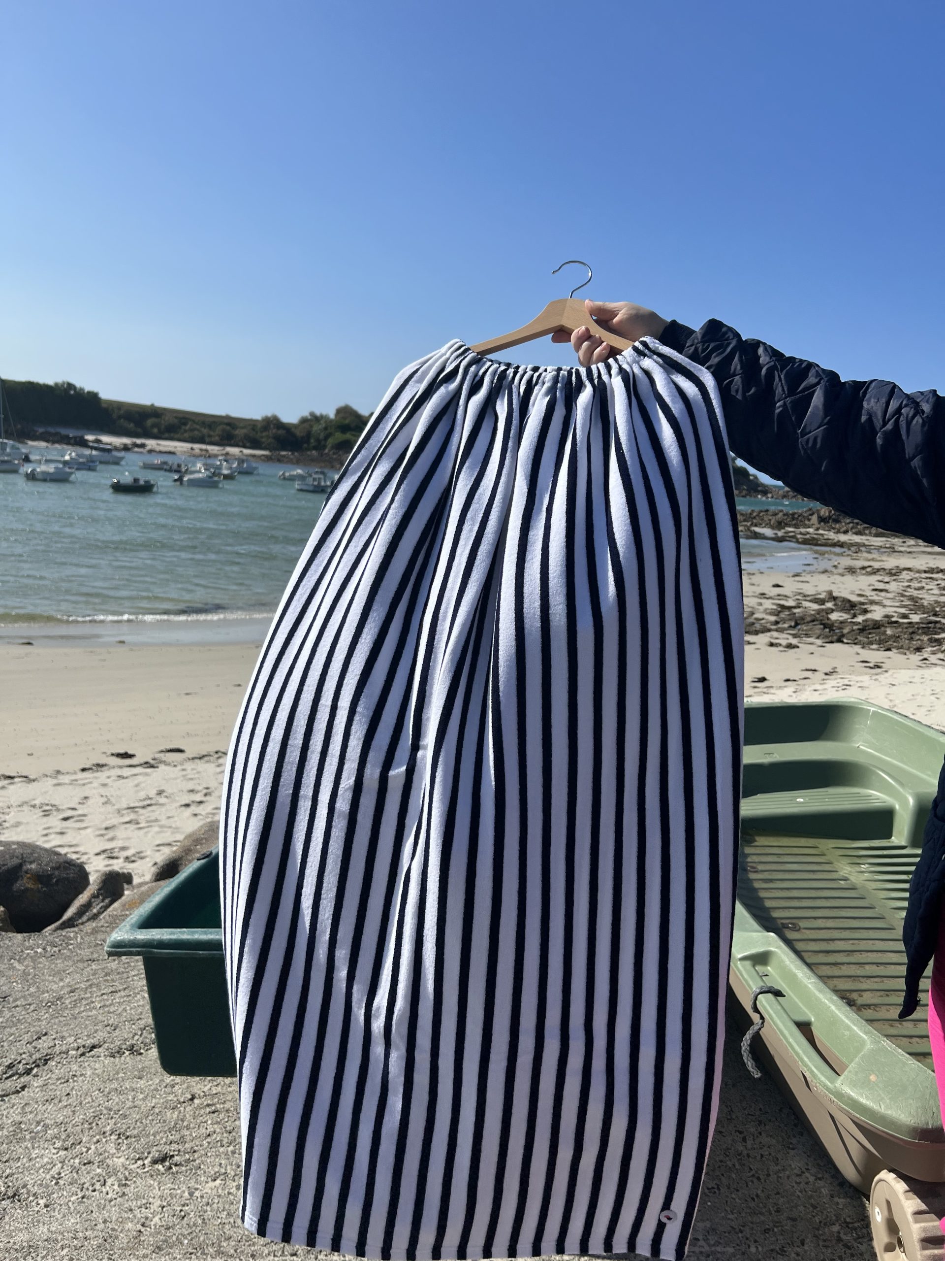 La cabine rayée bleue en éponge est l'indispensable à mettre dans votre sac de plage. En version rayée, la cabine de notre enfance fait son grand retour, pour le plus grand plaisir des grands comme des plus petits. Elle est chic, pratique et grâce à elle, se changer n'est plus une corvée. Utilisable par toute la famille, elle vous réchauffe dès votre sortie de l'eau. TU - Fabriquée en France