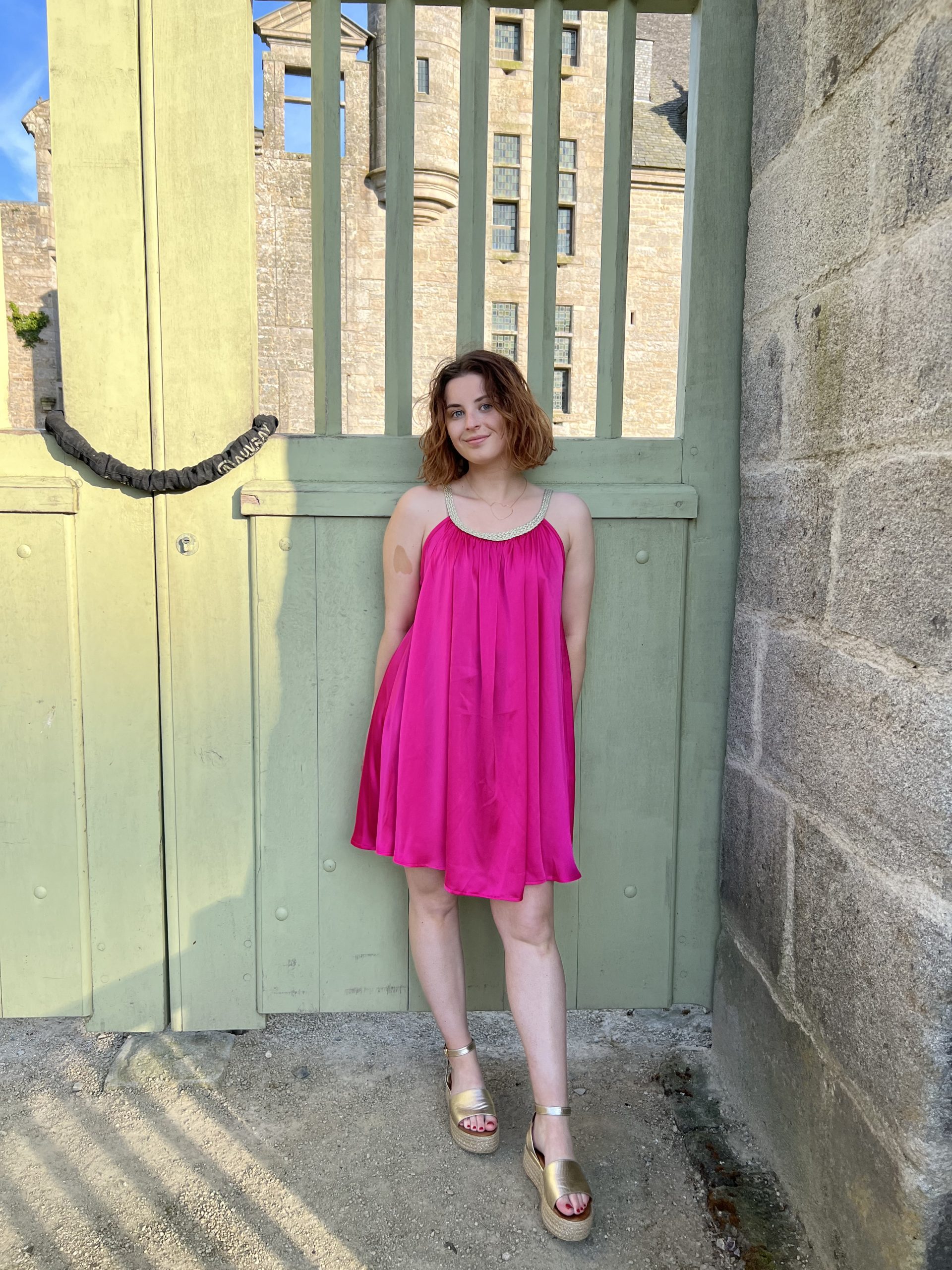 La robe courte à bretelles, Diva fuchsia est très fluide et tellement Glamour ! A matcher avec vos plus beaux talons et une petite pochette pour 1 total look :)