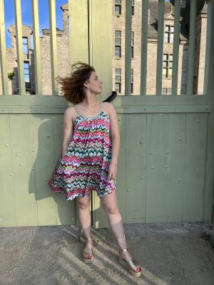 La robe courte à bretelles, Diva multicolore est très fluide et tellement Glamour ! A matcher avec vos plus beaux talons et une petite pochette pour 1 total look :)