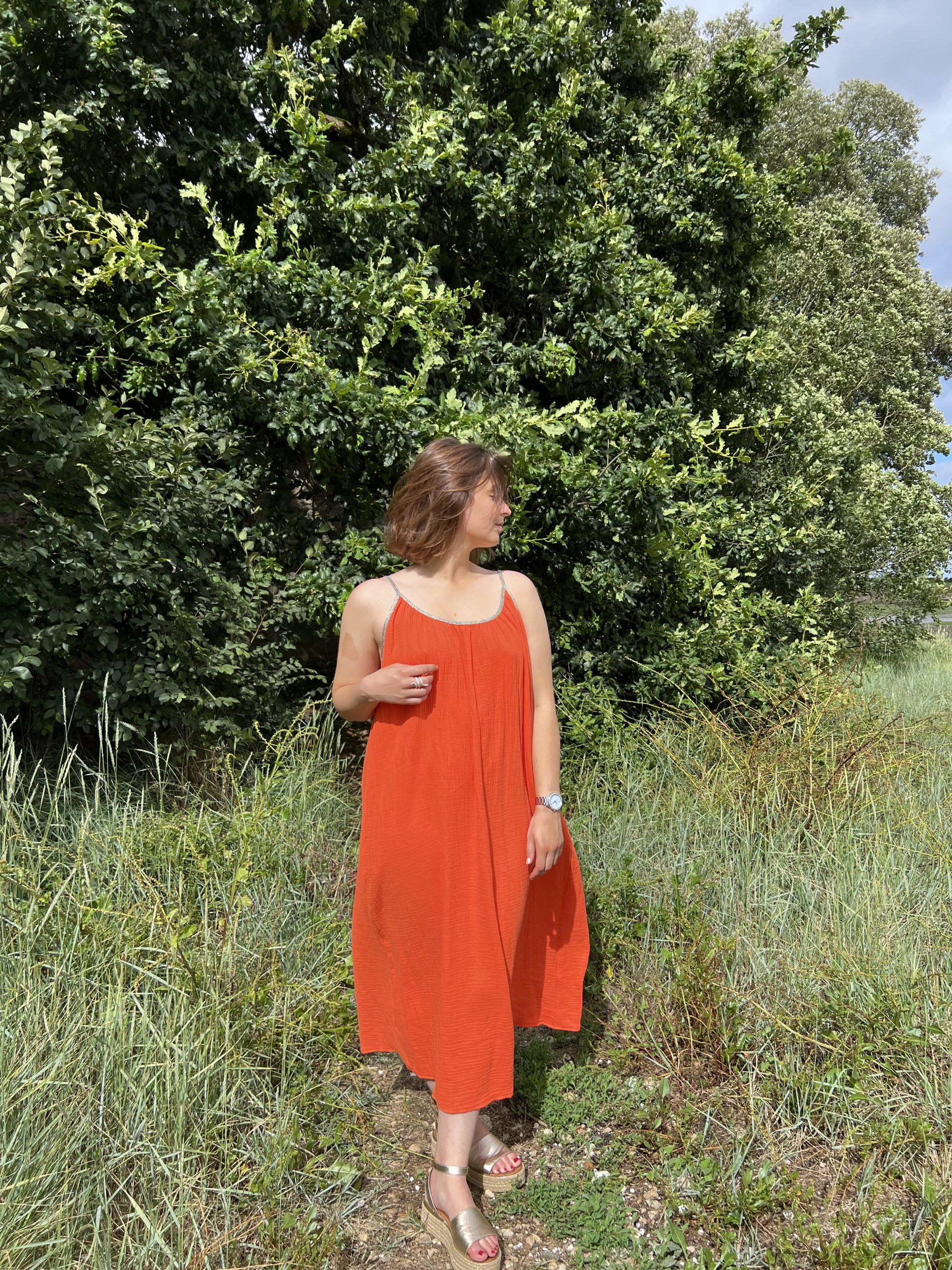 La robe longue Séville orange est celle qui vous faut pour cet été ! Sa très large amplitude la rend généreuse et aérienne, une pépite ! 