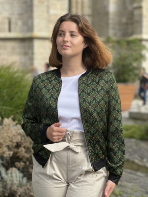 C'est une petite veste "Bomber"de couleur verte, noire, camel. Elle est courte avec fermeture éclair, finitions côtelées, noire sur l’encolure, taille et les poignets. Ce blouson est idéal pour le quotidien.