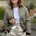 C'est une petite veste "Bomber" de couleur beige, vert, camel. Elle est courte avec fermeture éclair, finitions côtelées, noire sur l’encolure, taille et les poignets. Ce blouson est idéal pour le quotidien.