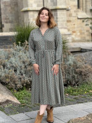 La robe Sara est mi longue avec un imprimé graphique bleu, orange. Elle est fluide avec un col V boutonnée, manches longues et une ceinture coulissante à la taille. Elle est pep's et stylée ! TU (du 34 au 42) Inès mesure 1,65 m Fabriquée en France