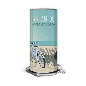 Avec notre lampe "Air de vacances" illuminez votre intérieur ! Assortissez-la aux couleurs de votre maison pour y apporter une ambiance bord de mer. La lampe à poser fait 39 cm de haut pour 17 cm de diamètre. Fabrication 100% française