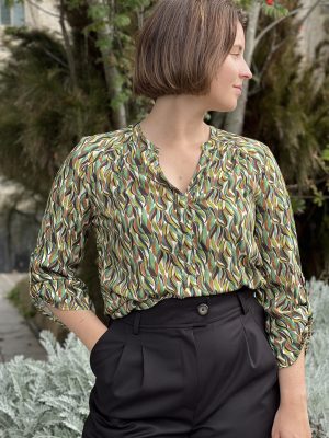 La blouse-tunique Lili avec sa coupe droite, son col V avec boutonnage et ses manches longues réglables par une patte, est simple et jolie ! Fabriquée en France