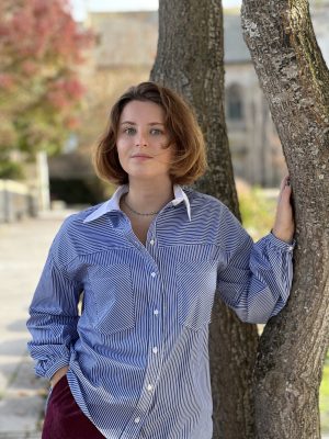 Notre chemise Pipa à rayures blanches et bleues est oversize. Elle a un col blanc, des poches plaquées et des boutons blancs nacrés. Pour un look très élégant ! Fabrication française.