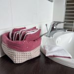 Optez pour ce charmant ensemble de coton comprenant une panière et ses 8 cotons en éponge bambou assortis. L'éponge bambou, d'une douceur exceptionnelle, prend soin de votre peau tout en offrant une solution de rangement pratique pour vos cotons. Fabriquée en France