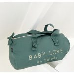 Découvrez notre sac polochon en couleur Eucalyptus, parfait pour toutes vos balades avec bébé ! Fabriqué en France avec une toile de coton certifiée OEKO TEX, il allie style et praticité. Emportez tout ce dont vous avez besoin avec élégance !