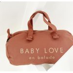 Découvrez notre sac polochon en couleur Terrarosa, parfait pour toutes vos balades avec bébé ! Fabriqué en France avec une toile de coton certifiée OEKO TEX, il allie style et praticité. Emportez tout ce dont vous avez besoin avec élégance !