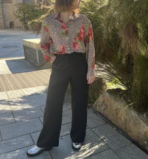 Le pantalon large Béa noir a un tombé parfait ! Il  a 2 pinces sur l’avant, le dos est élastiqué et il a une ceinture à nouer. Un pantalon pour une allure chic ! T1 : 34/36 T2 : 38/42 Fabriqué en France