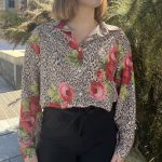 Laissez-vous séduire par Ava, une pièce délicate et pleine de charme ! Elle se distingue par son imprimé fleurs/léopard, sa coupe droite et son tissu fluide sublime la silhouette. Une pièce parfaite pour un look élégant ! En T1 : 34/36 En T2 : 38/40