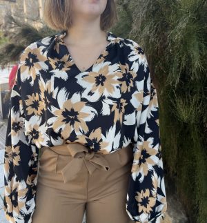 La blouse Paula est très jolie avec son imprimé grosses fleurs et son tissu fluide pour un tombé parfait. Elle se porte à l'intérieur comme à l'extérieur du pantalon. TU (du 34 au 42) Fabriquée en France