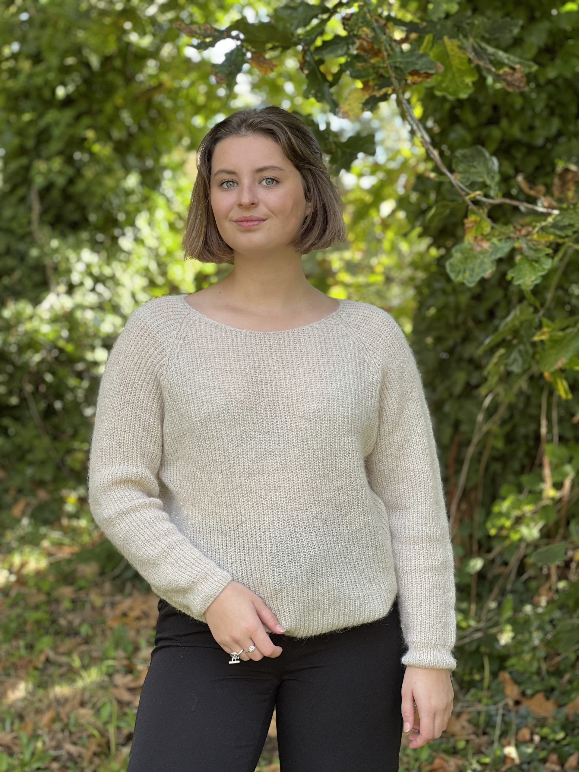 Découvrez le pull ROCHEBONNE de chez Cézembre, un hommage à la beauté de Saint-Malo et au savoir-faire artisanal. Tricoté avec précision en 3D, il associe la douceur de la laine alpaga et autres, pour un pull à la fois chaleureux et léger. Un essentiel de votre garde-robe qui s’adapte à toutes vos envies, du bureau aux soirées décontractées. Fabriqué en France à Saint Malo