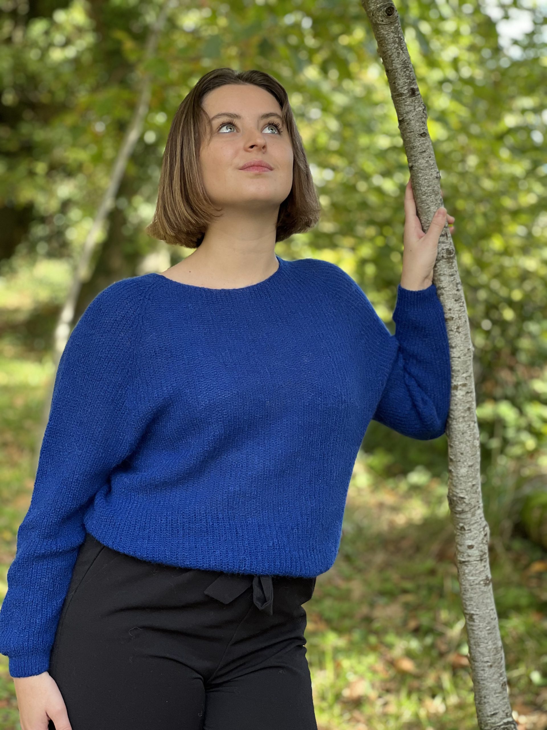 Découvrez le pull ROCHEBONNE bleu de chez Cézembre, un hommage à la beauté de Saint-Malo et au savoir-faire artisanal. Tricoté avec précision en 3D, il associe la douceur de la laine alpaga, pour un pull à la fois chaleureux et léger. Un essentiel de votre garde-robe qui s’adapte à toutes vos envies, du bureau aux soirées décontractées. Fabriqué en France à Saint Malo