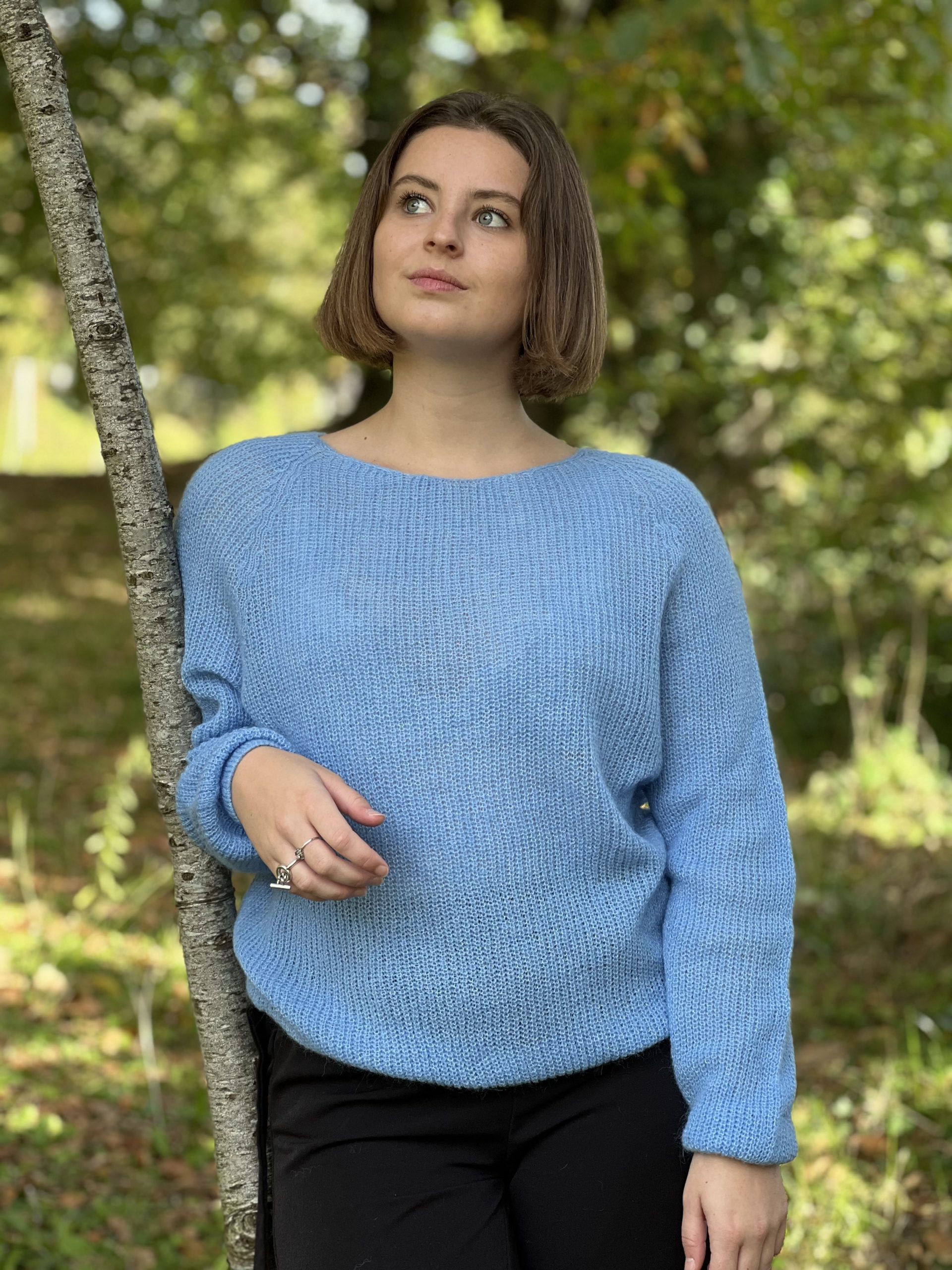 Découvrez le pull ROCHEBONNE bleu ciel de chez Cézembre, un hommage à la beauté de Saint-Malo et au savoir-faire artisanal. Tricoté avec précision en 3D, il associe la douceur de la laine alpaga, pour un pull à la fois chaleureux et léger. Un essentiel de votre garde-robe qui s’adapte à toutes vos envies, du bureau aux soirées décontractées. Fabriqué en France à Saint Malo