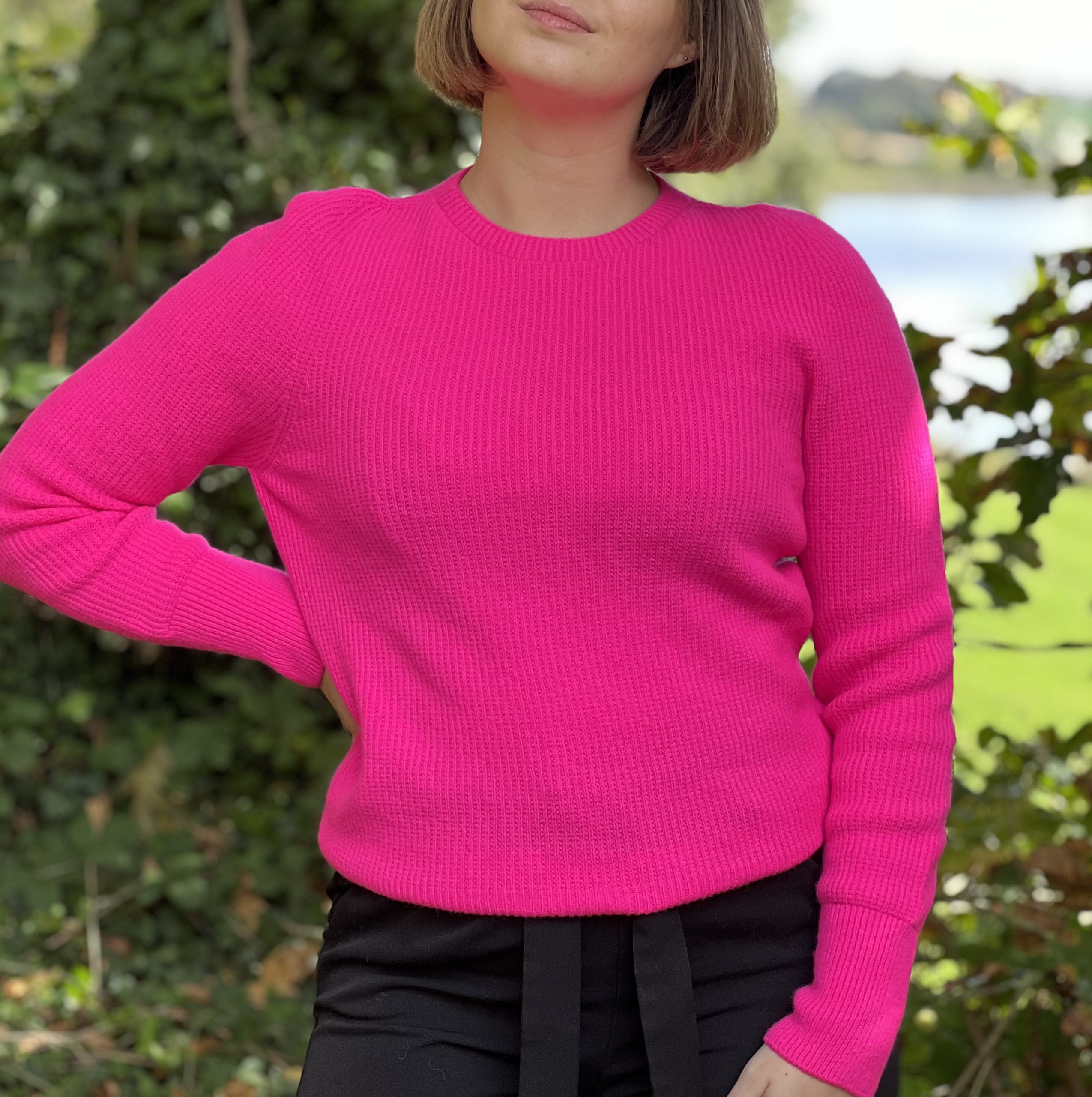 Le pull SABLONS de Cézembre incarne l'élégance. Tricoté en 3D dans, il est confectionné à partir d'un luxueux mélange de laine mérinos et de cachemire pour un confort inégalé. Son design raffiné allie modernité et intemporalité, parfait pour des tenues chics et confortables au quotidien. Fabriqué à Saint-Malo