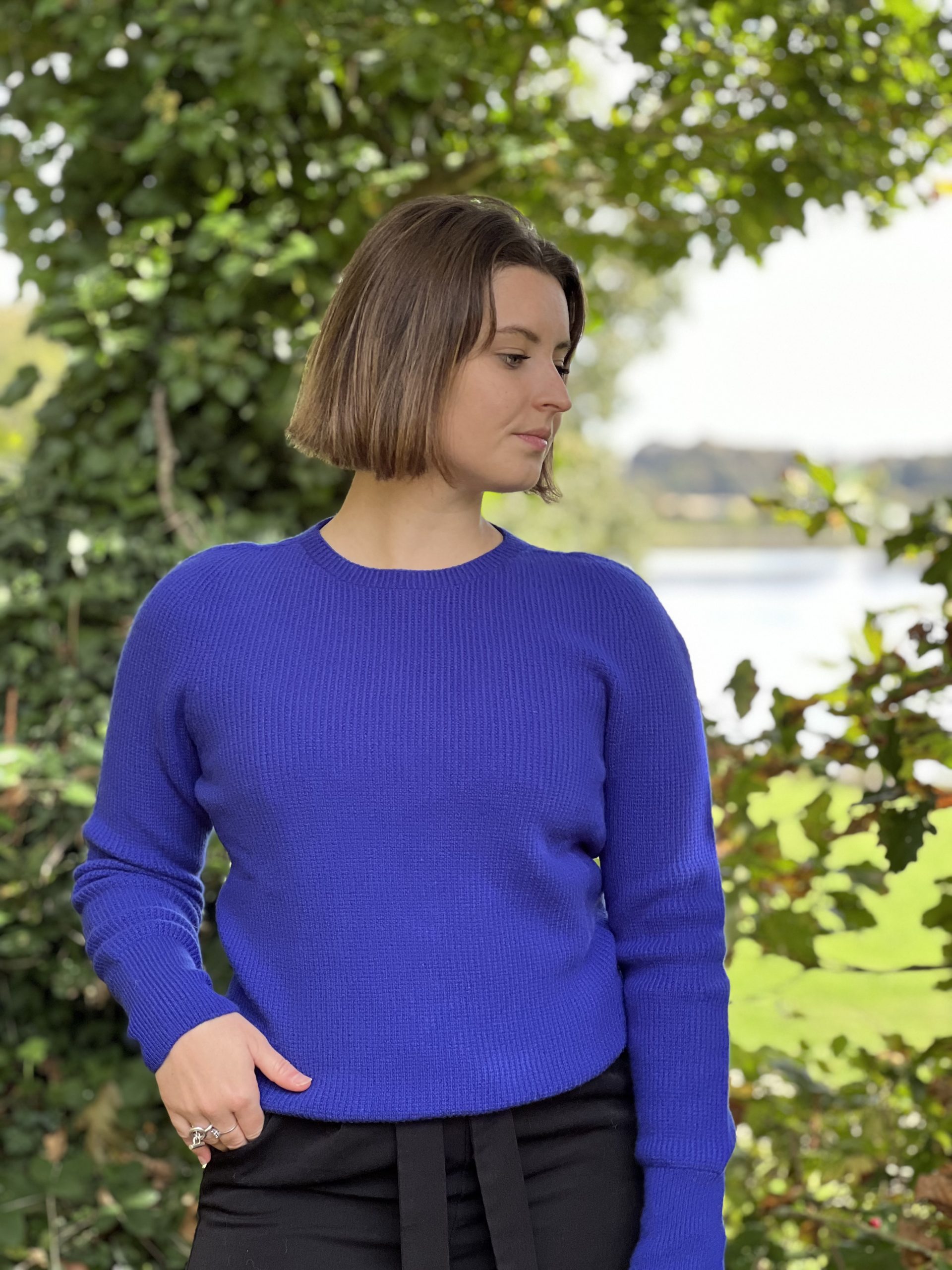 Le pull Sablons bleu électrique de Cézembre : un mélange raffiné de mérinos et de cachemire pour une chaleur optimale et un style indémodable.