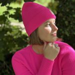 Ce bonnet conçu en France et tricoté en 3D, associe laine mérinos et cachemire pour une douceur et une chaleur exceptionnelle. Son design intemporel et ses multiples coloris en font l’accessoire idéal pour l'hiver, adaptable à tous les styles, pour hommes et femmes. Un indispensable pour affronter les journées fraîches avec élégance.