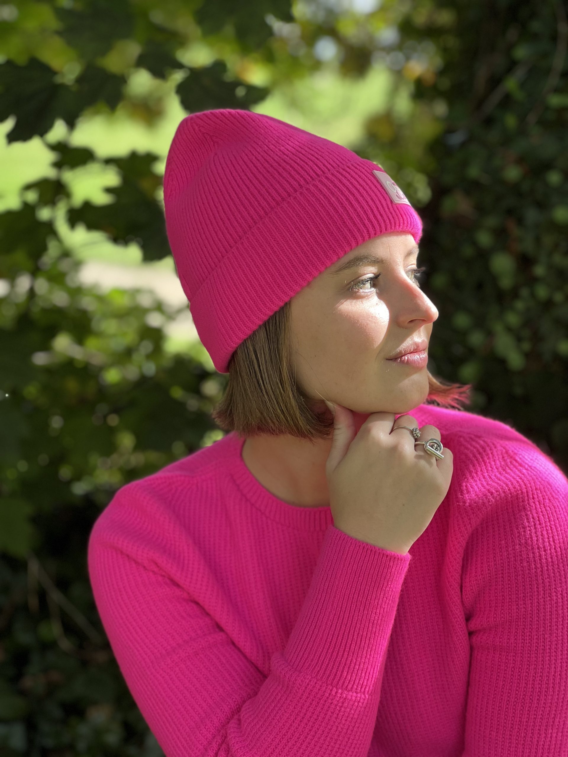 Ce bonnet conçu en France et tricoté en 3D, associe laine mérinos et cachemire pour une douceur et une chaleur exceptionnelle. Son design intemporel et ses multiples coloris en font l’accessoire idéal pour l'hiver, adaptable à tous les styles, pour hommes et femmes. Un indispensable pour affronter les journées fraîches avec élégance.