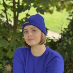 Ce bonnet bleu électrique conçu en France et tricoté en 3D, associe laine mérinos et cachemire pour une douceur et une chaleur exceptionnelle. Son design intemporel et ses multiples coloris en font l’accessoire idéal pour l'hiver, adaptable à tous les styles, pour hommes et femmes. Un indispensable pour affronter les journées fraîches avec élégance.