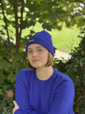 Ce bonnet bleu électrique conçu en France et tricoté en 3D, associe laine mérinos et cachemire pour une douceur et une chaleur exceptionnelle. Son design intemporel et ses multiples coloris en font l’accessoire idéal pour l'hiver, adaptable à tous les styles, pour hommes et femmes. Un indispensable pour affronter les journées fraîches avec élégance.