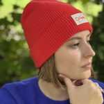 Ce bonnet orange conçu en France et tricoté en 3D, associe laine mérinos et cachemire pour une douceur et une chaleur exceptionnelle. Son design intemporel et ses multiples coloris en font l’accessoire idéal pour l'hiver, adaptable à tous les styles, pour hommes et femmes. Un indispensable pour affronter les journées fraîches avec élégance.