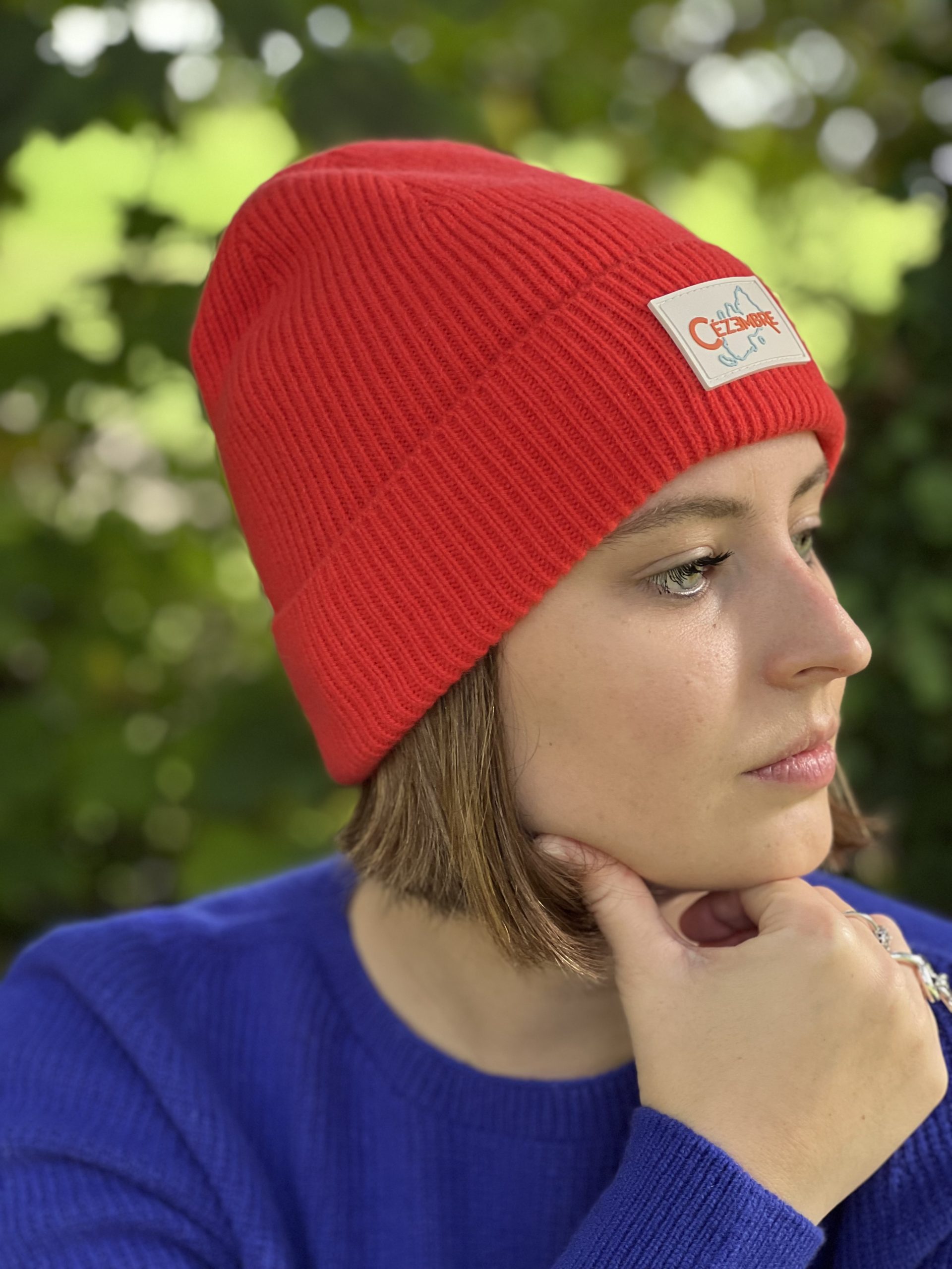 Ce bonnet orange conçu en France et tricoté en 3D, associe laine mérinos et cachemire pour une douceur et une chaleur exceptionnelle. Son design intemporel et ses multiples coloris en font l’accessoire idéal pour l'hiver, adaptable à tous les styles, pour hommes et femmes. Un indispensable pour affronter les journées fraîches avec élégance.