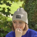 Ce bonnet beige chiné conçu en France et tricoté en 3D, associe laine mérinos et cachemire pour une douceur et une chaleur exceptionnelle. Son design intemporel et ses multiples coloris en font l’accessoire idéal pour l'hiver, adaptable à tous les styles, pour hommes et femmes. Un indispensable pour affronter les journées fraîches avec élégance.