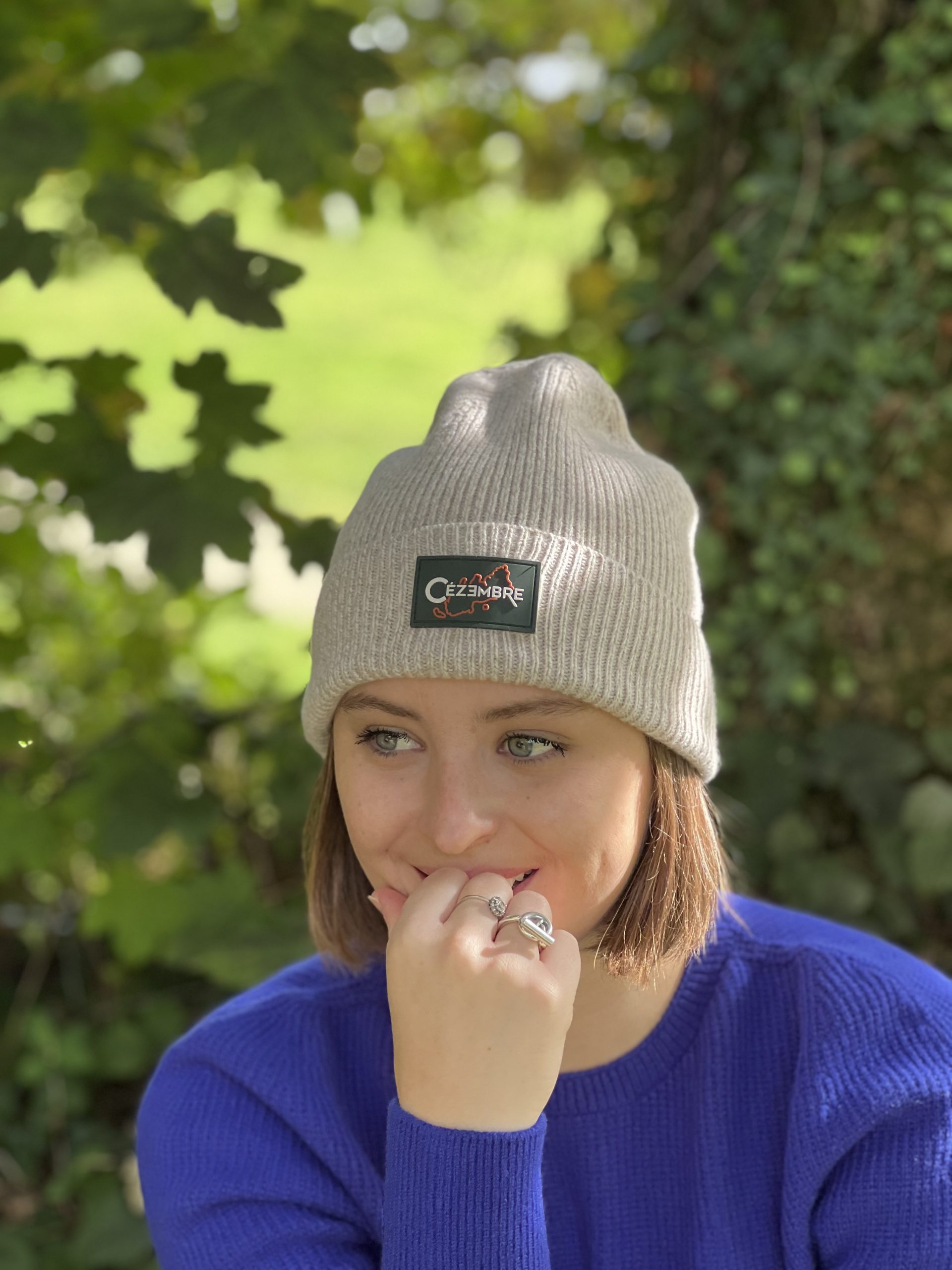 Ce bonnet beige chiné conçu en France et tricoté en 3D, associe laine mérinos et cachemire pour une douceur et une chaleur exceptionnelle. Son design intemporel et ses multiples coloris en font l’accessoire idéal pour l'hiver, adaptable à tous les styles, pour hommes et femmes. Un indispensable pour affronter les journées fraîches avec élégance.