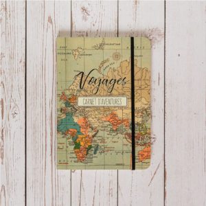 Ce carnet est fait pour vous si :  ✓ Vous voyagez, ou avez envie de voyager ✓ Vous avez peur d’oublier des moments de votre voyage ✓ Vous aimez écrire, dessiner ou conserver des souvenirs ✓ Vous aimez retenir les bonnes adresses et les bons plans Fabriqué en France