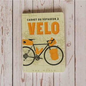 Ce carnet est fait pour vous si :  ✓ Vous aimez partir voyager à vélo ✓ Vous souhaitez conserver vos ressentis au quotidien ✓ Vous aimez avoir des conseils pratiques pour voyager à vélo ✓ Vous aimez organiser et conserver vos souvenirs Fabriqué en France