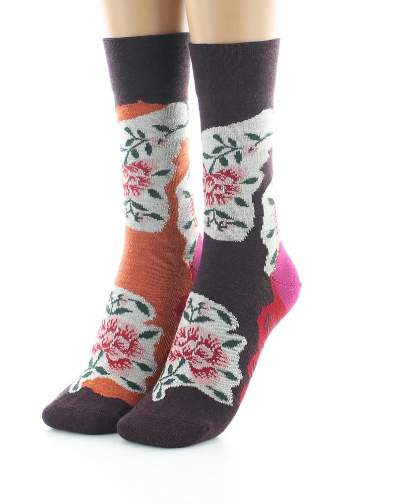 Fantaisie et originalité pour les chaussettes "fleurs sur fond orange et bordeaux". • Talons et pointes renforcés • Douces et chaudes grâce à la laine peignée majoritaire • Un pied sur fond orange, un pied sur fond bordeaux Made in France