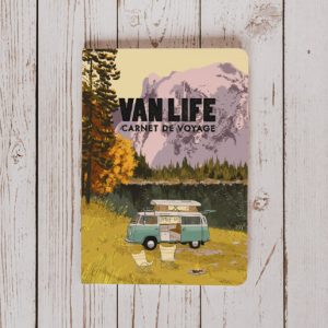 Ce carnet est fait pour vous si :  ✓ Vous voyagez en van, en fourgon aménagé ou en camping-car ✓ Vous souhaitez conserver vos plus beaux spots, vos meilleurs itinéraires et vos plus beaux souvenirs de road trip ✓ Vous aimez tenir un journal de bord ✓ Vous voulez planifier, vivre et enregistrer le road trip de vos rêves Fabriqué en France